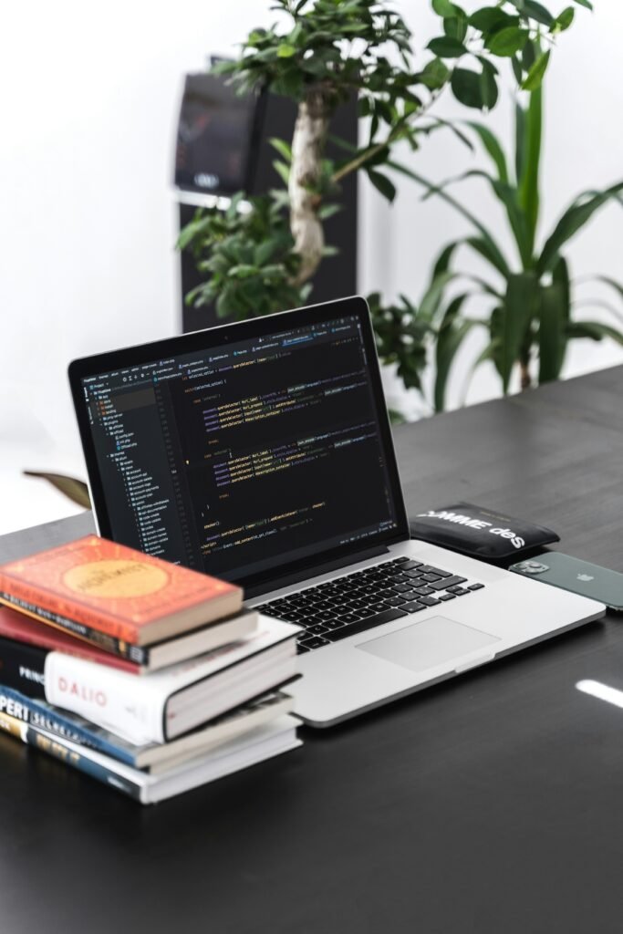 ordinateur-macbook-page-de-code